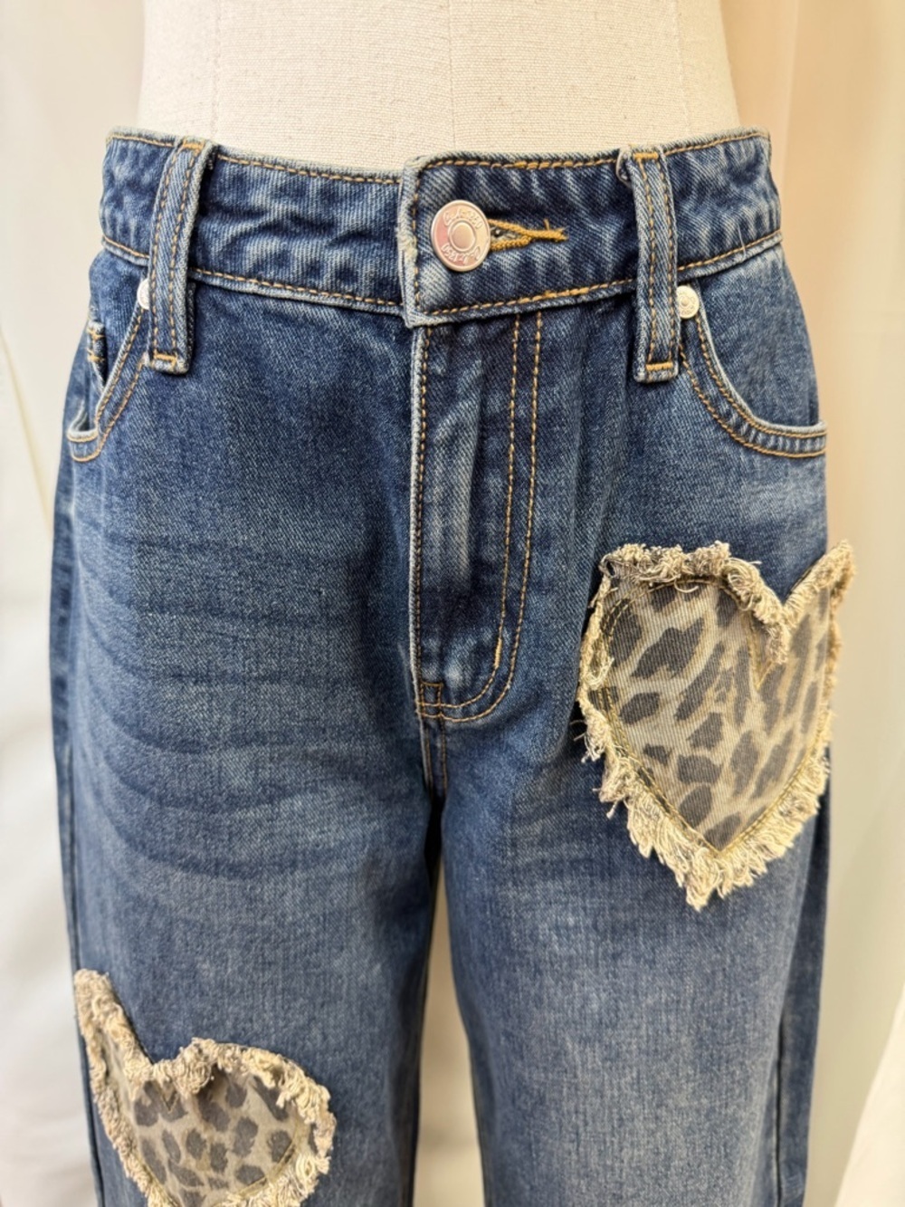 NWOT Cali 1850 Animal Print Heart Patch Straight Leg Jeans Junior’s Size 5 - Picture 6 of 16